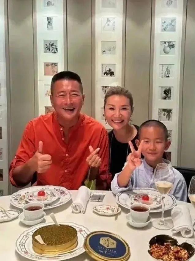 高曙光曝光儿子照片
有点憨厚有点朴实看起来不像星二代
颜值不如他爸爸，不过很可爱