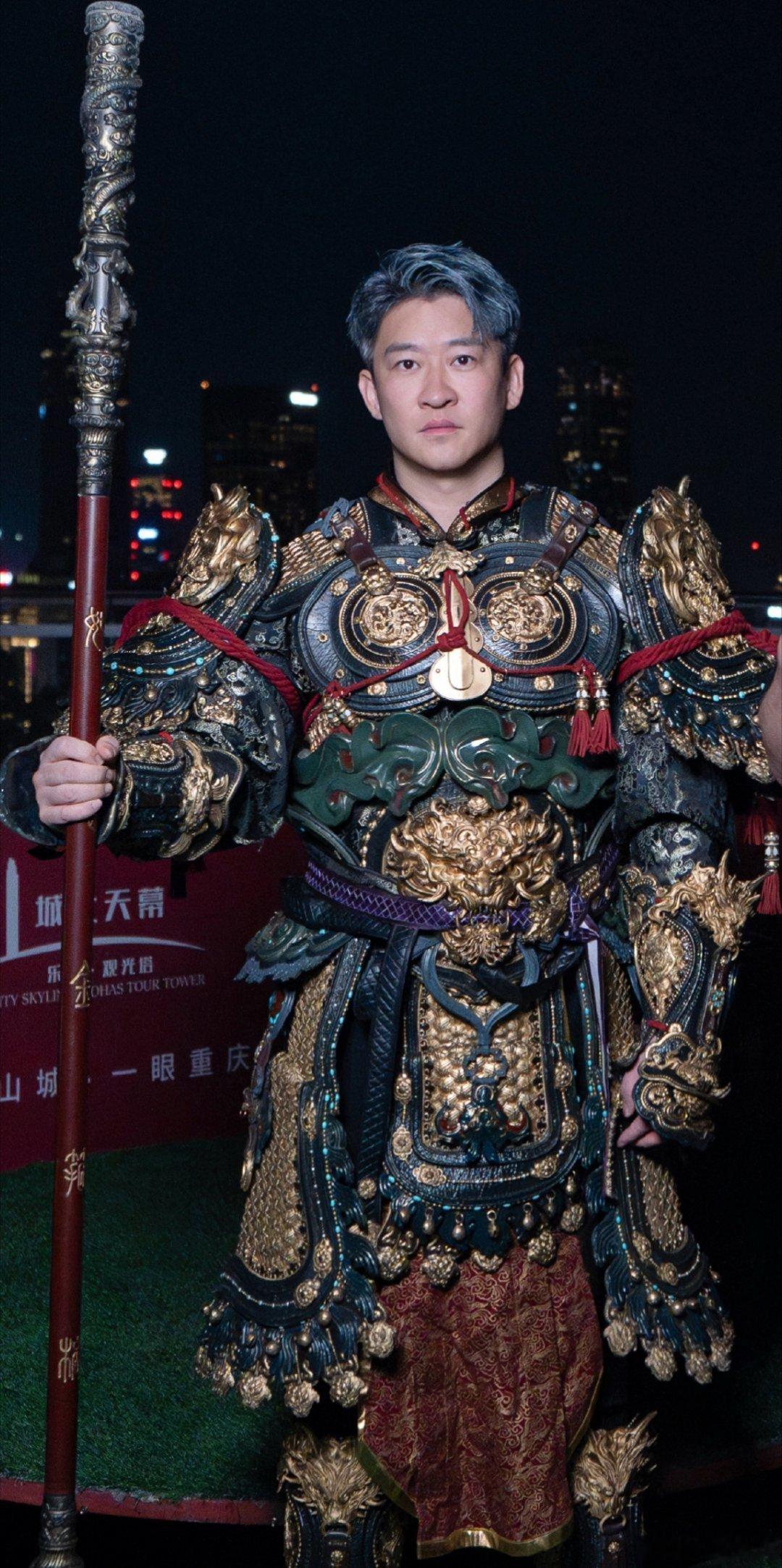 这人运势也不怎么好的，注意健康与负面名利问题吧 