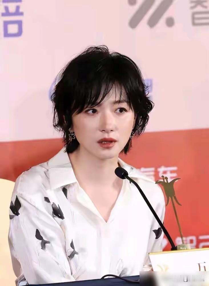 不要假装弱者去玩弄人性中的善良！
1，盲人北京旅游在盲道上被男子骑电动车撞，今天