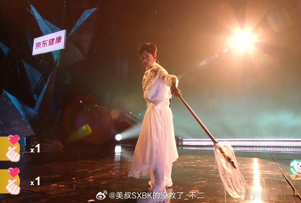 披荆斩棘直播曹骏回应好瘦原因 瘦下来实力不减，初舞台长枪招式一气呵成。 