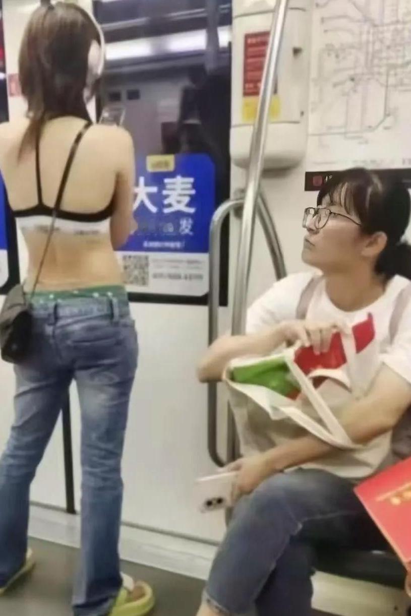 天热就能这样穿出门吗？
 
在地铁上看到这位女生的穿搭，说实话挺少见的。

我都