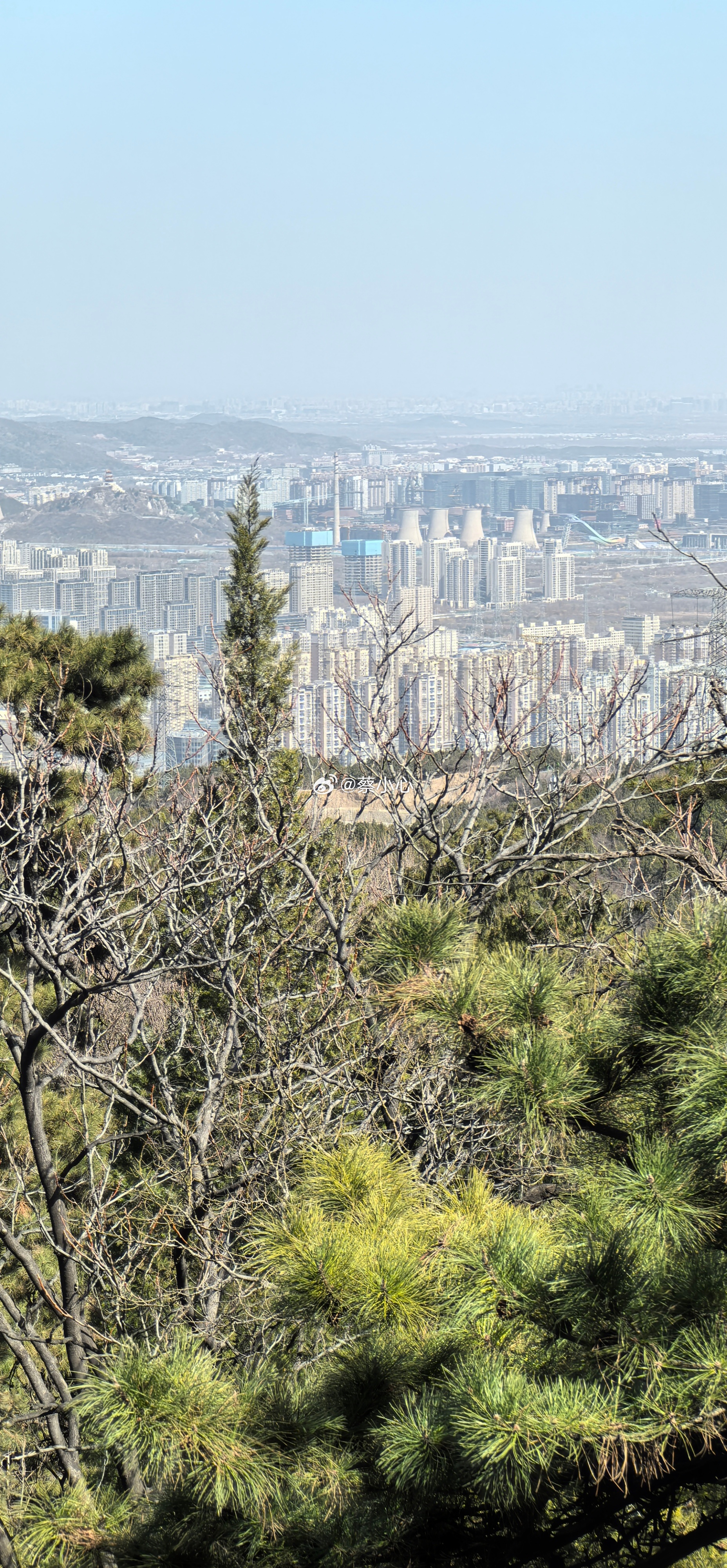 转一首旧作《燕山歌》应景：再登一二三四，莫道乌衣巷物故，凭栏凝视京北，看燕山若墨