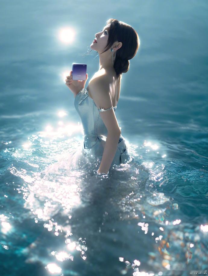 蒋依依海的女儿  蒋依依美人鱼即视感，波光粼粼的画面真的是让人感受到了唯美和浪漫