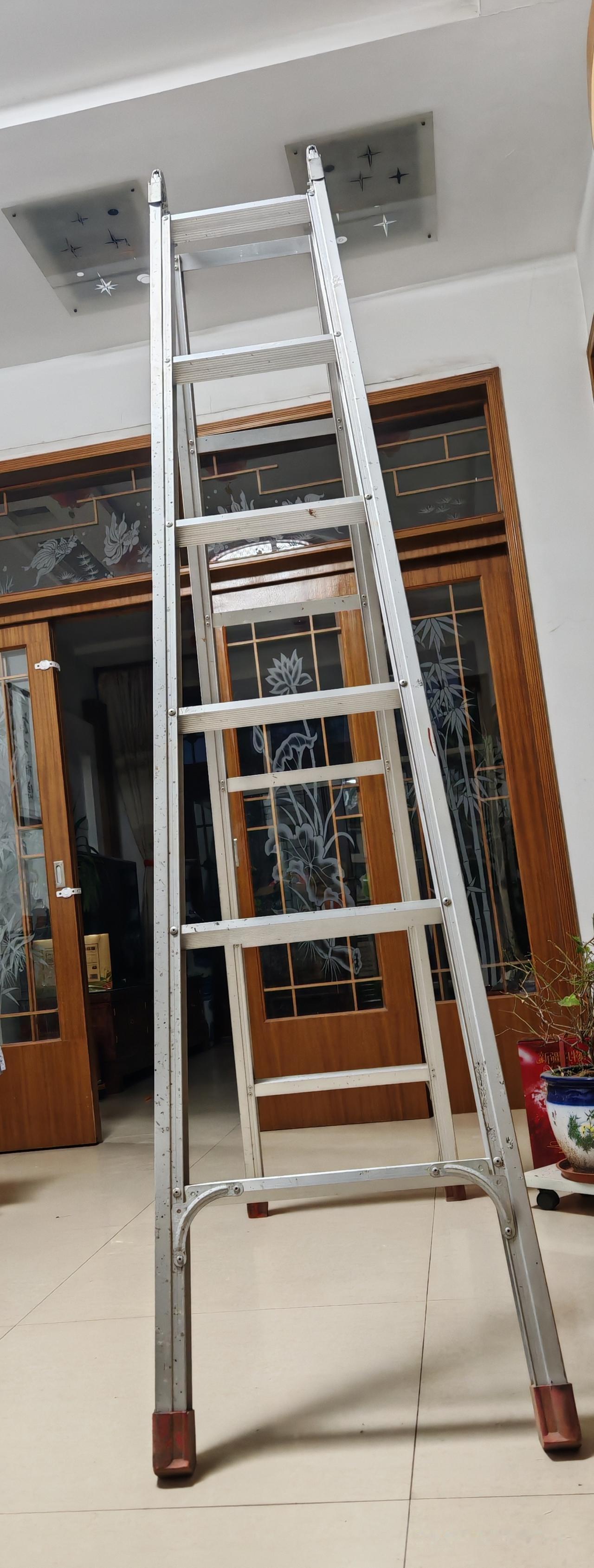 自从发现了我家柜顶上的灰十来年都没有动过之后，我就不找保洁了。遇上年底大扫除，都