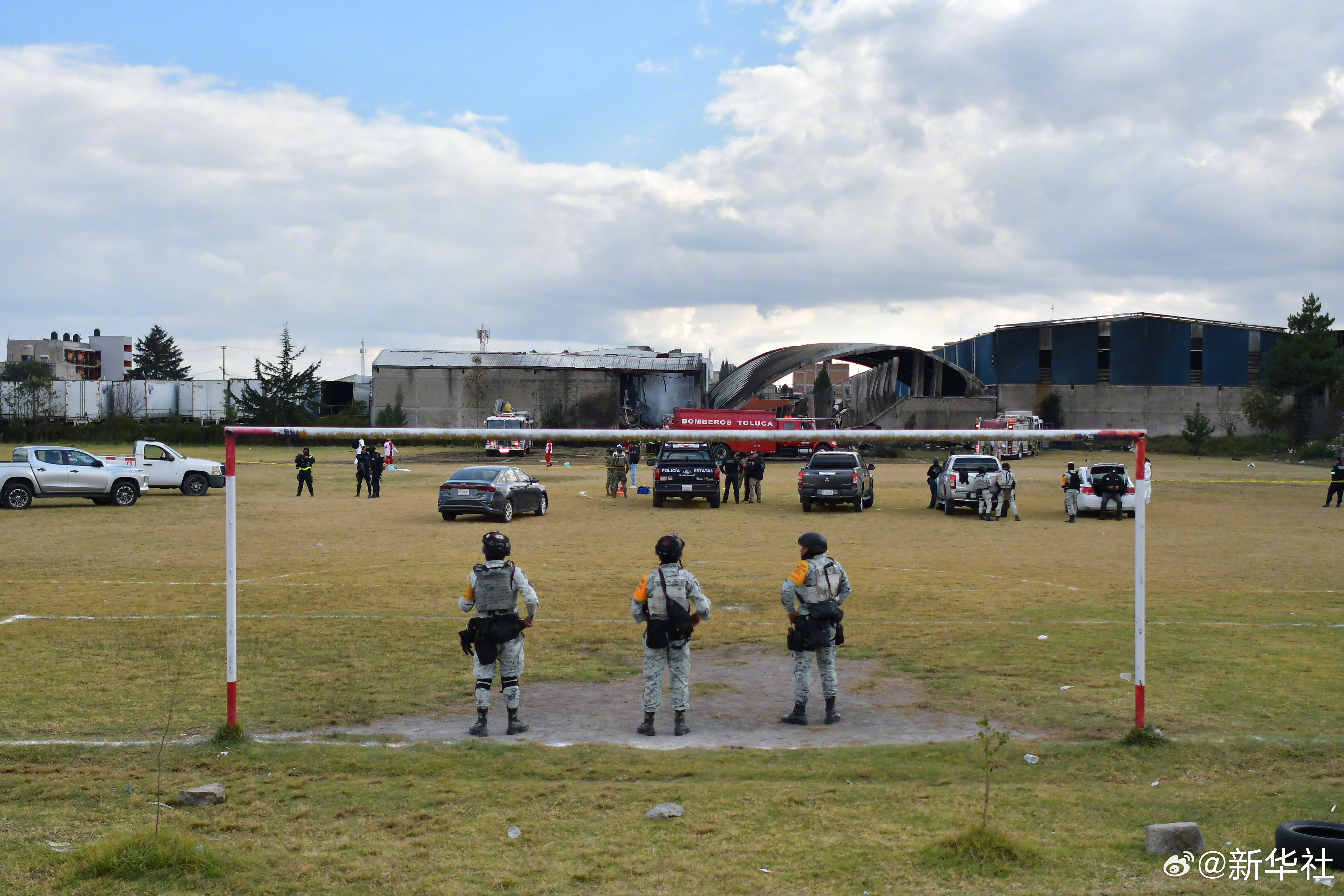 【#墨西哥一飞机坠毁致7人死亡#】新华社墨西哥城12月15日电 墨西哥中部墨西哥