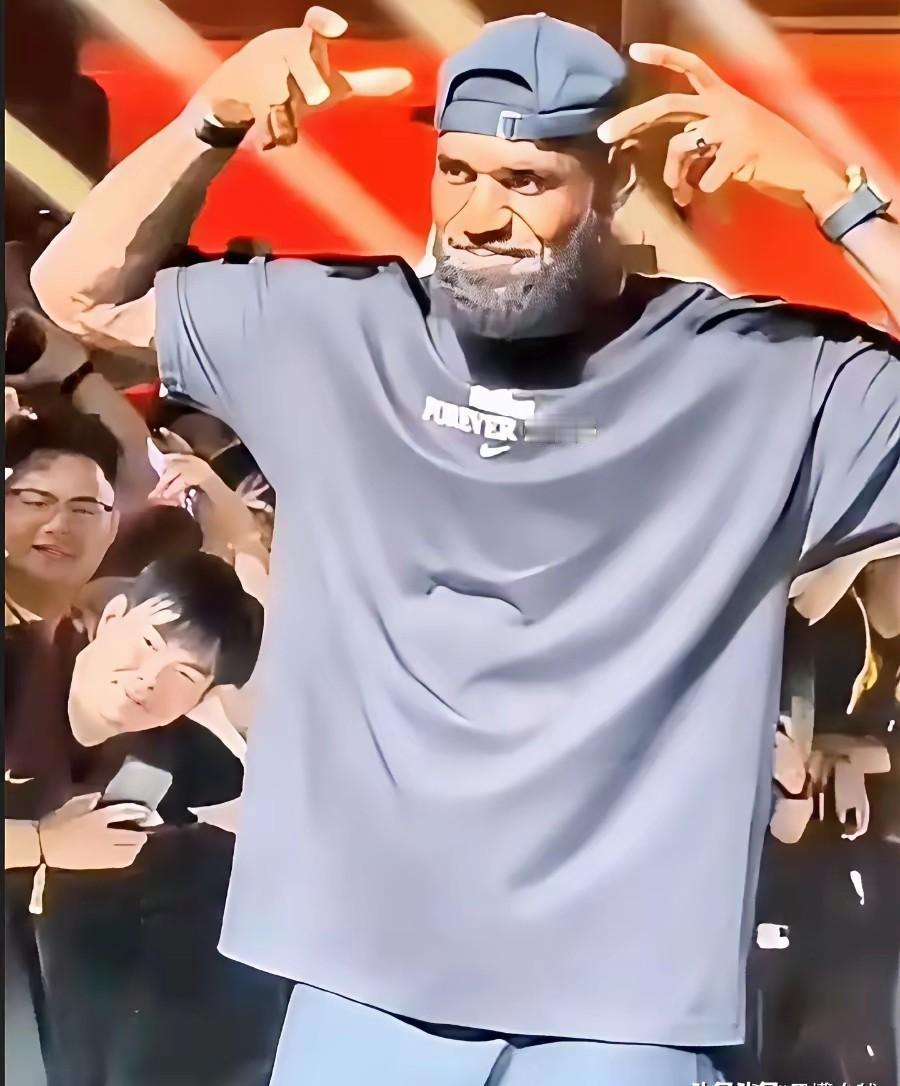 詹姆斯当众加冕！

自戴王冠詹姆斯笑了

这操作谁不服？

北京夜风37℃，老詹
