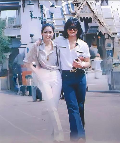 成龙与林青霞古早合影，两人一起泰国旅游，现身街头的画面。

1979年，同是25