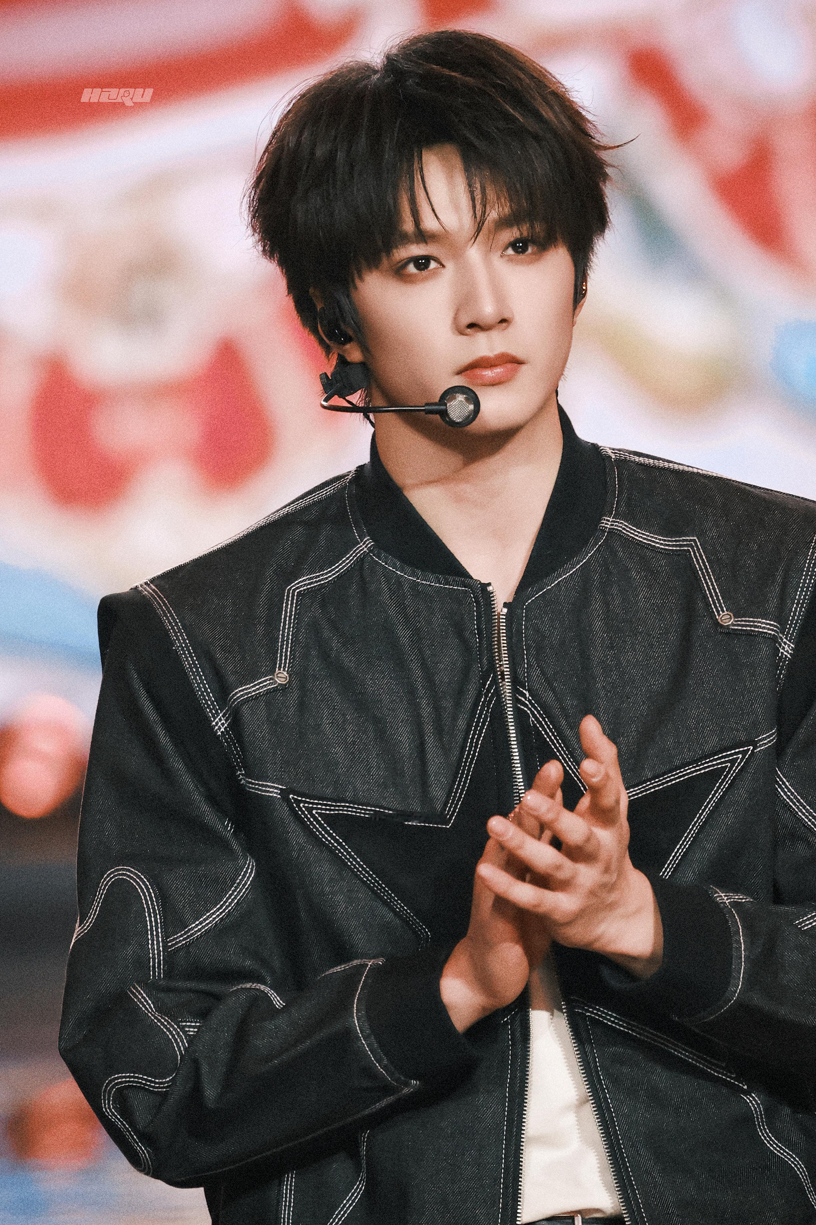 刘耀文神图易如反掌 小裴将军爱豆时候🥵 这套红白撞色冲击力已达到max…给这个