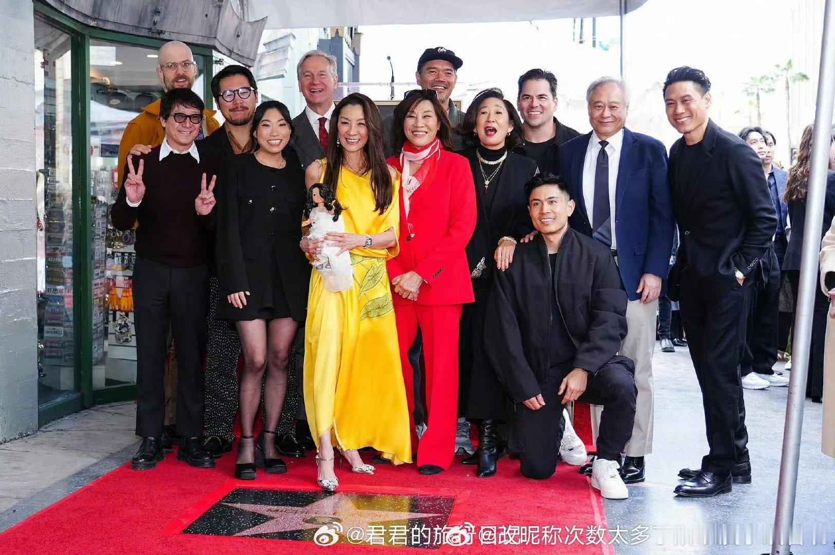 杨紫琼左边黑衣女就是典型的刻板印象华裔女脸很不喜欢这种刻板印象华裔女脸其实就靠长