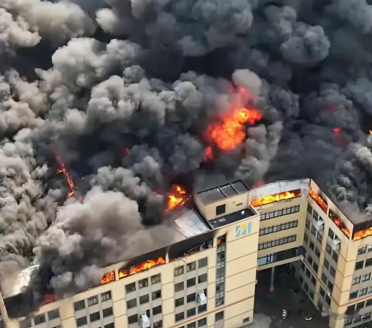 9 月 28 日，浙江慈溪市桥头镇的一家工厂突发起火，现场浓烟滚滚，直冲天际。当
