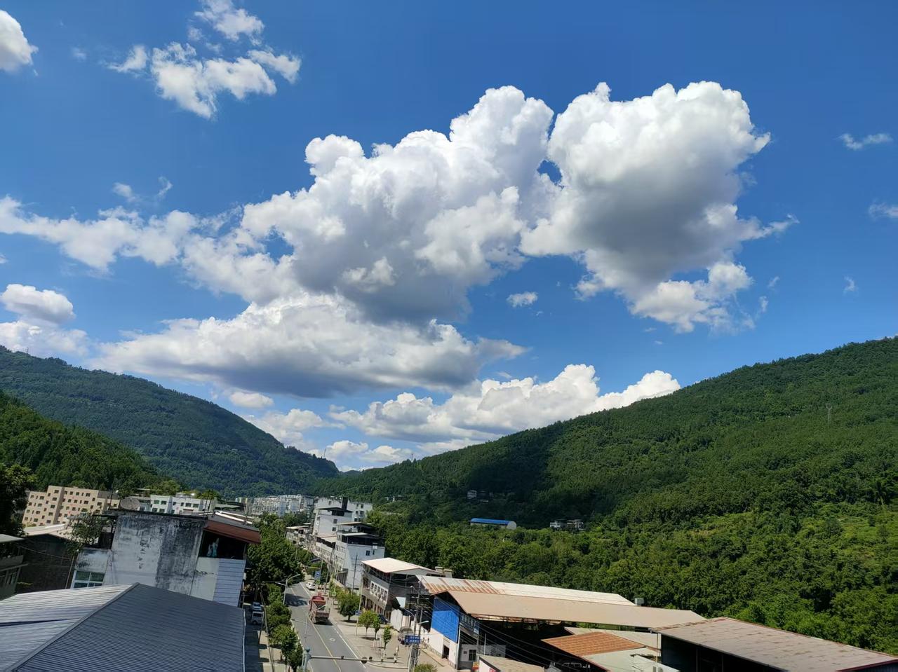 你就像那蓝天上的白云，
洁白的身躯，
飘散在湛蓝的天空中，
在阳光下，格外的耀眼