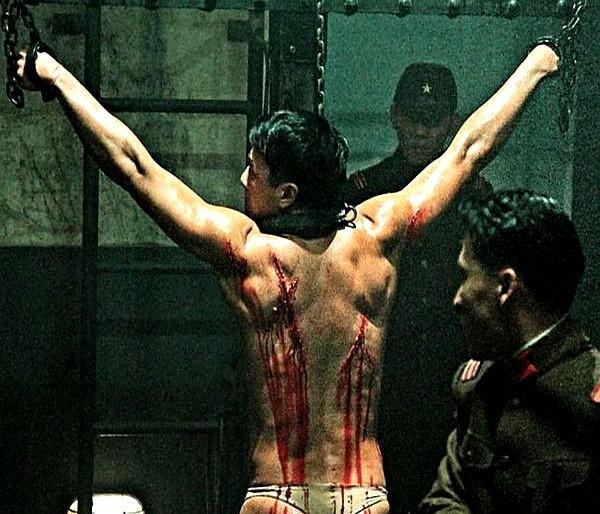 陈真踢的不是牌匾，是民族的骨头。
2010年那版，偏偏给他塞了个敌营初恋，甜得发