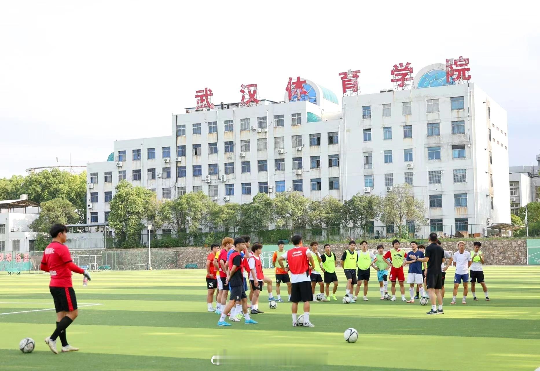 洪山区选拔火热进行中！全力备战汉超联赛！7月27日，武汉体育学院足球场内气氛火热