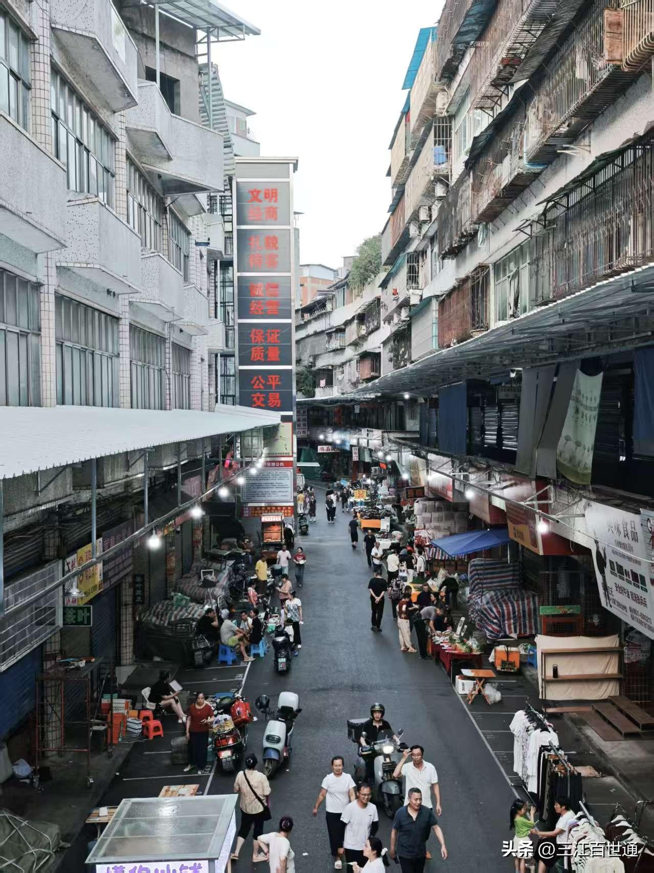 宜宾现在流行地摊夜市，位于宜宾老城区，以前一铺难求的地方，现在在开启了夜市，而且