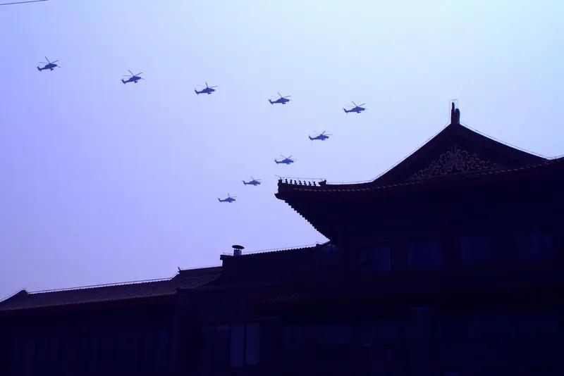 2025年93大阅兵展示了不少新装备，像99B主战坦克、100坦克及支援战车等，