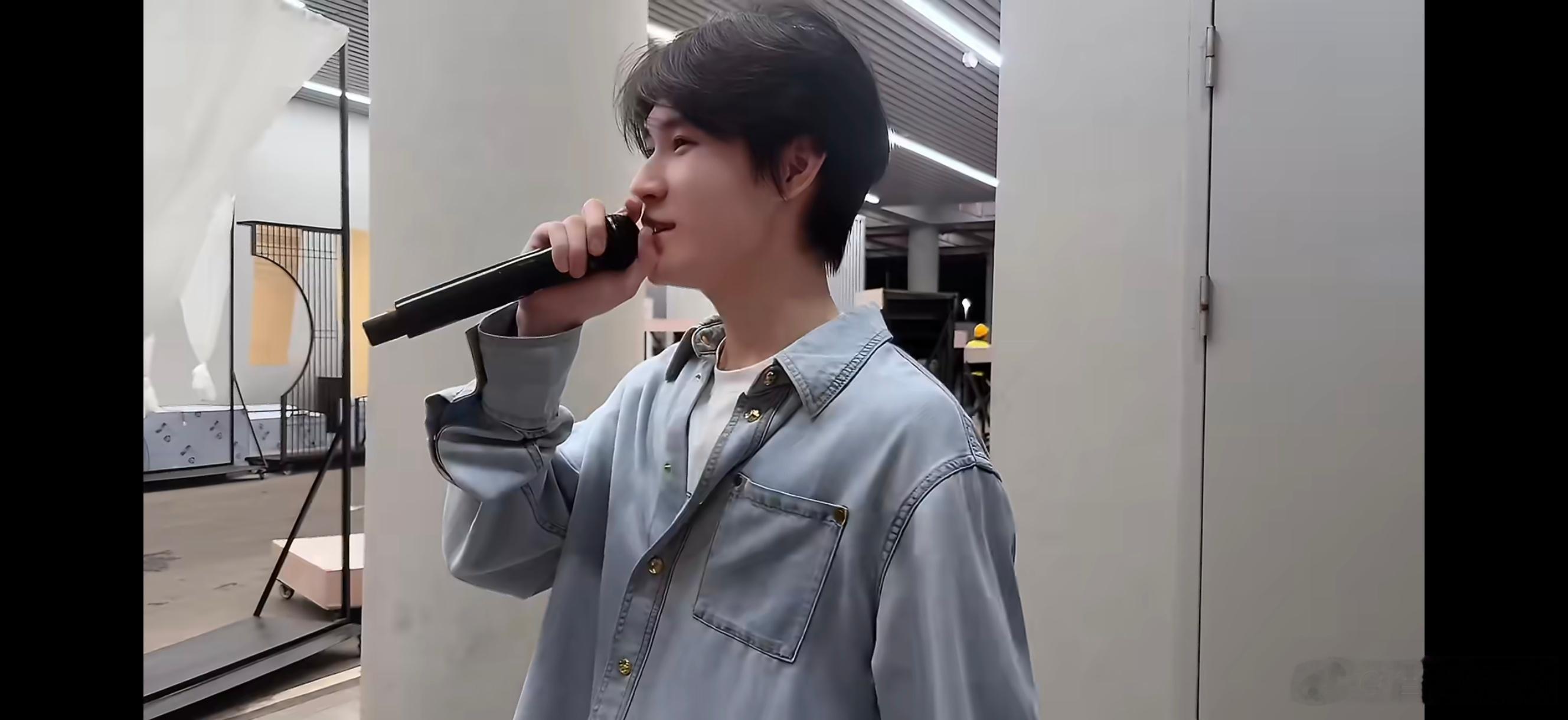 张真源演唱会幕后记录 用视频定格演唱会美好回忆，台前全力绽放光彩，幕后坦然放松身