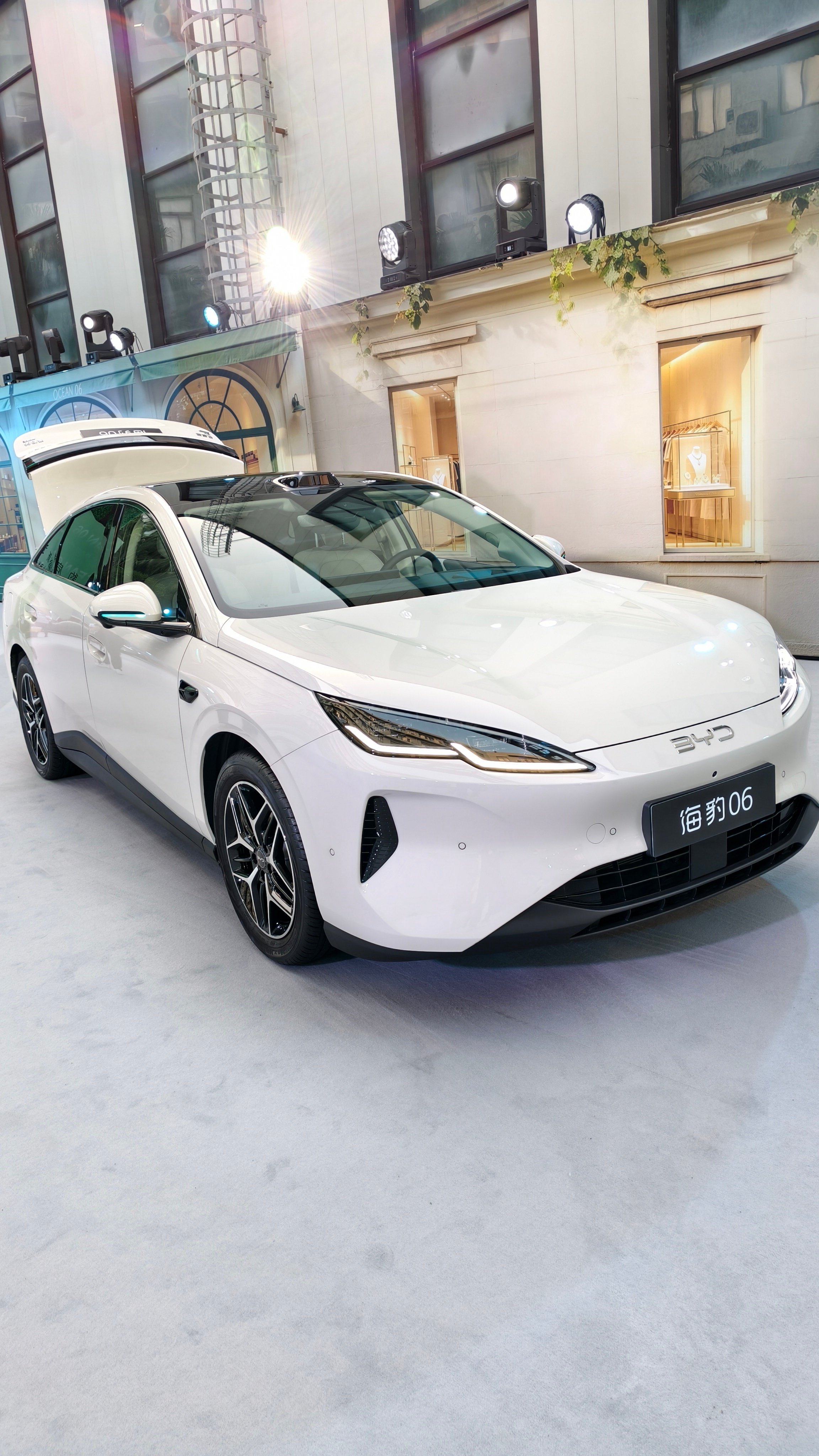 【2027 款海豹 06 正式上市，9.99万元起！】价格直接杀穿 B 级家轿底