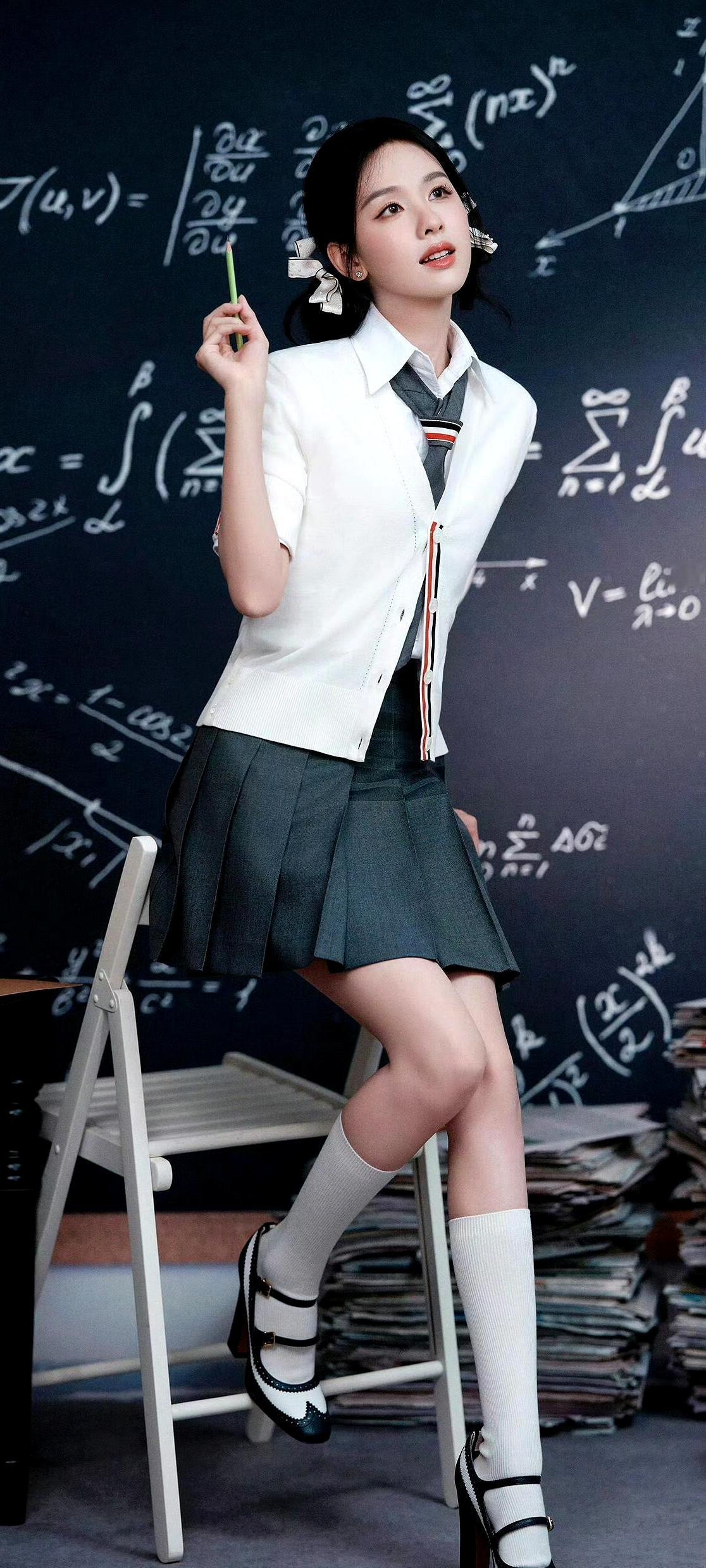 陈都灵的学院风造型简直杀疯了！“陈都灵双丸子头学院风”一上热搜，网友直接沦陷，都