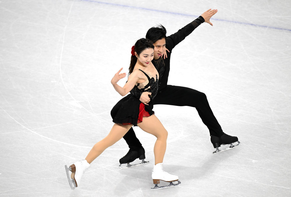 冬奥会 15日晚的米兰滑冰馆，中国花样滑冰名将隋文静/韩聪完成了两人职业生涯最后