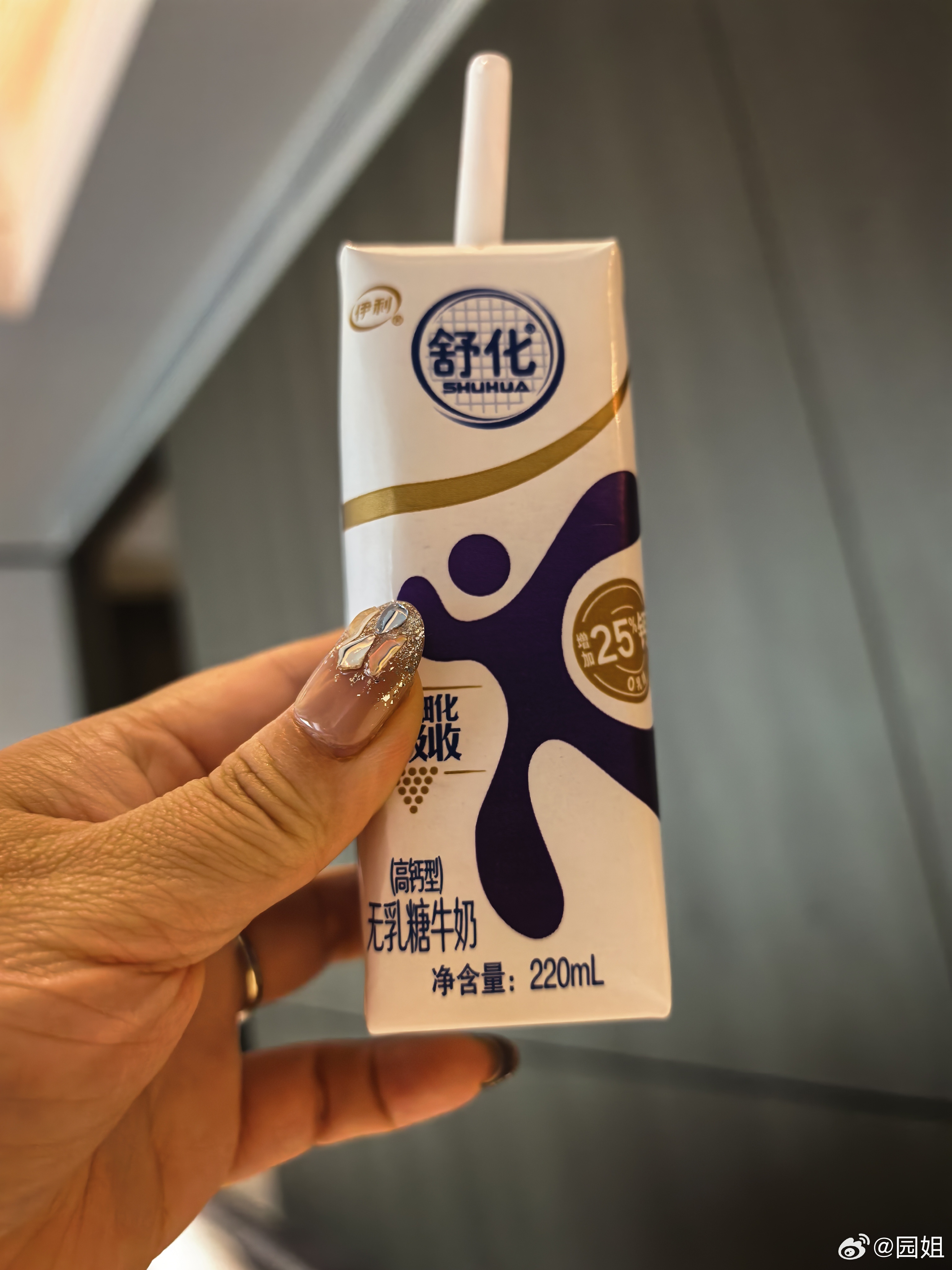 今天有点低血糖，回酒店我就翻吃的还好今天赢了好多巧克力。还好昨天的麦当劳鸡块没扔