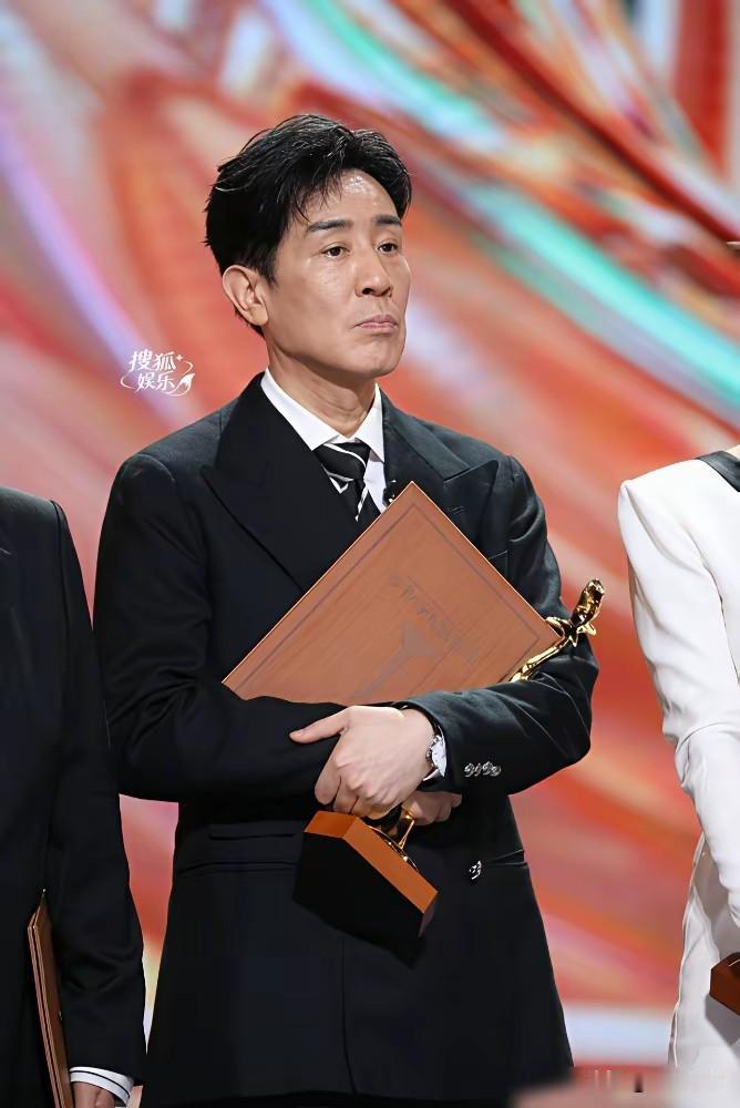 于和伟拿奖那懵样，不是装的，是灵魂还没回来
金鹰奖镜头怼脸那秒——眼神是散的，像