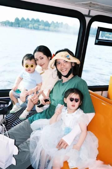 偶遇郭碧婷向佐带娃很难得看到这么生活化的路透，向佐郭碧婷带娃现身游乐场，没有精致