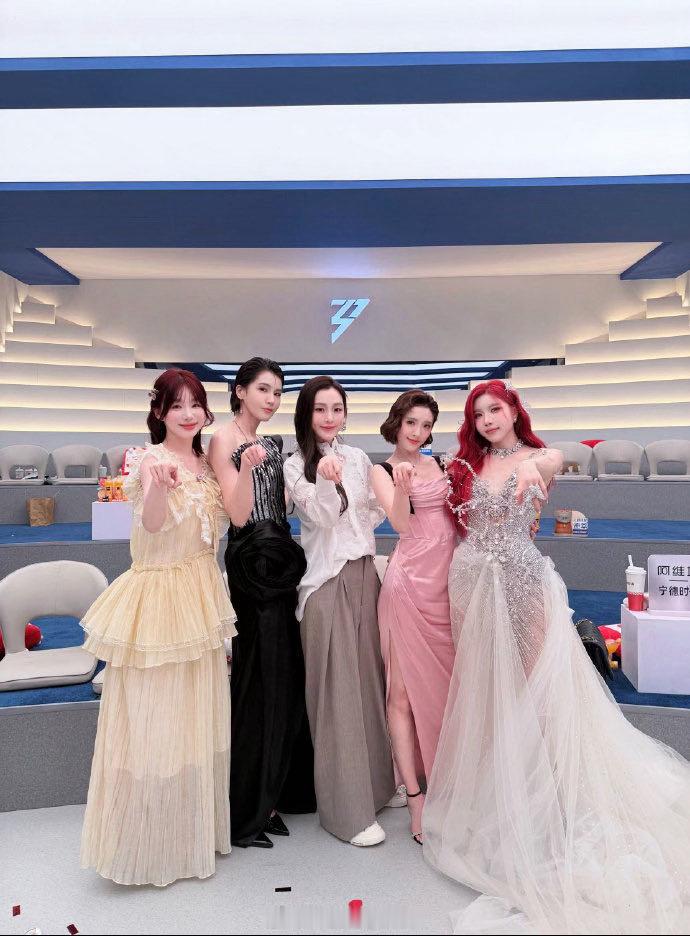徐梦洁晒浪姐五公合照 读徐梦洁的微博就像在喝一口冰镇汽水，清爽又充满活力！她对每