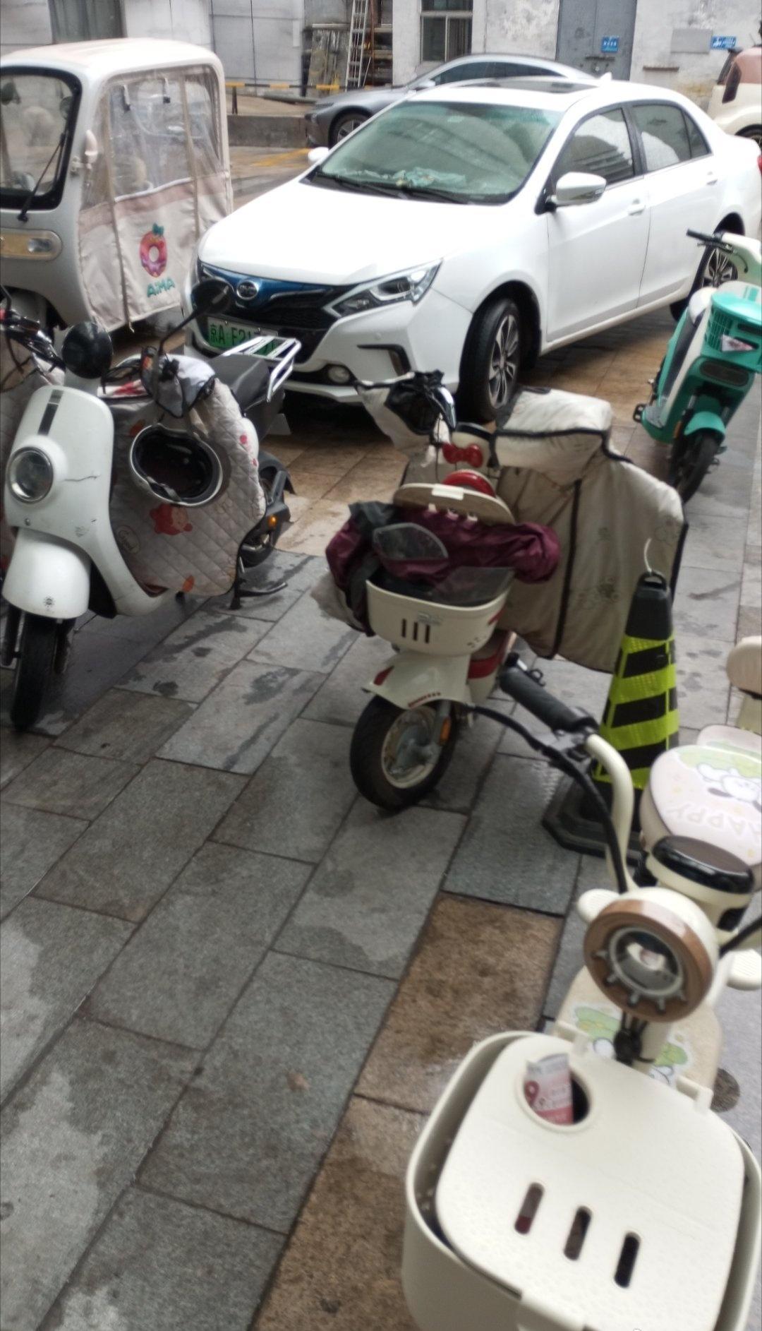 这应该是很早之前的比亚迪秦了。 ​​​
