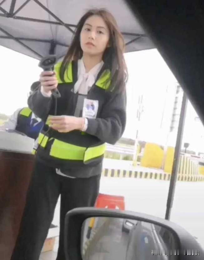 周末，约了外地的女网友奔现。
上高速时居然遇到了前女友，她今天值班，站在那里，她