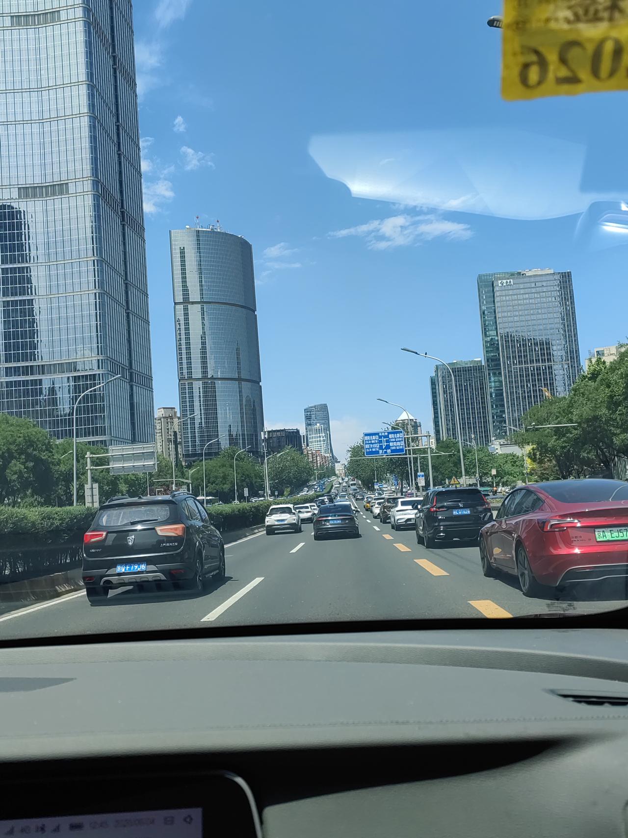 人的反差，真的有这么大吗？

之前我问兄弟单位一位同事事情，她大概忙，信息回得有