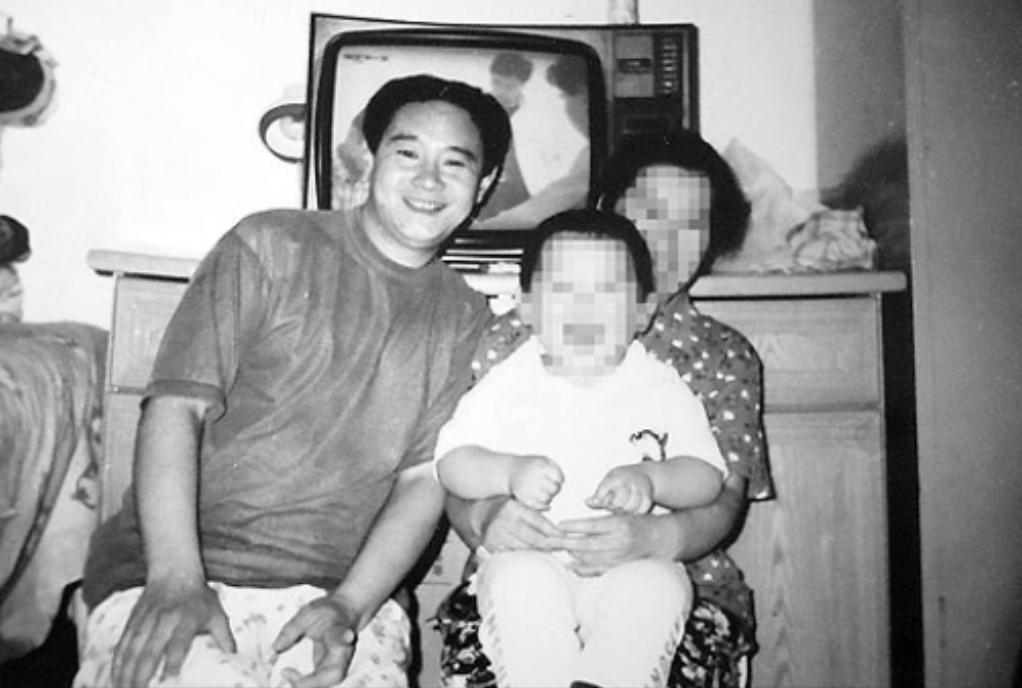 1983年，北京一名18岁少年，因抢了路人1顶帽子被判流氓罪，并处以死缓，他积极