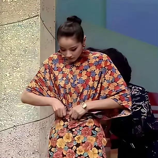 瞿颖第一次上春晚，穿的居然是“三块布”——1991年那场时装秀，直接把观众看傻了