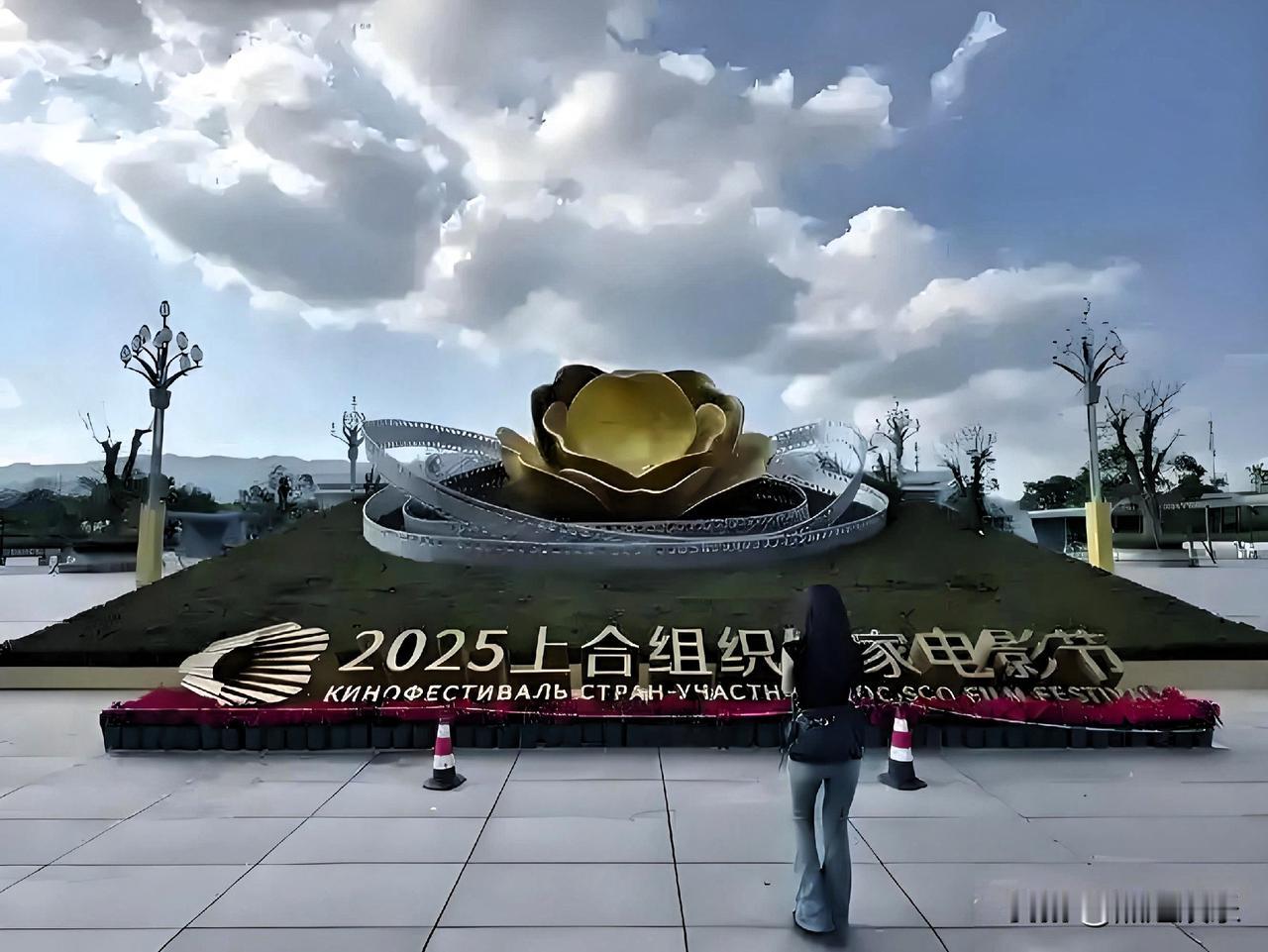 "中国首映礼将不设红毯环节。"当迪士尼亚太区总裁的这句话登上热搜，影迷群瞬间炸锅