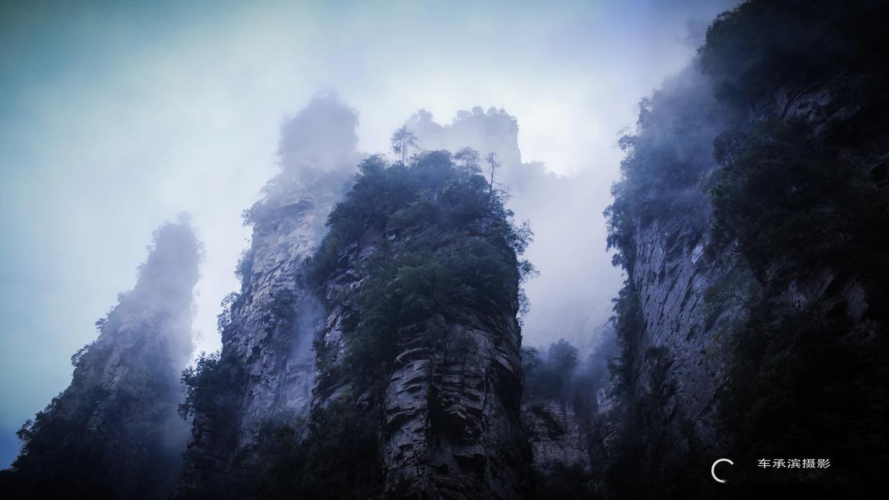 云雾缭绕的山峦，静谧而神秘——湖南张家界