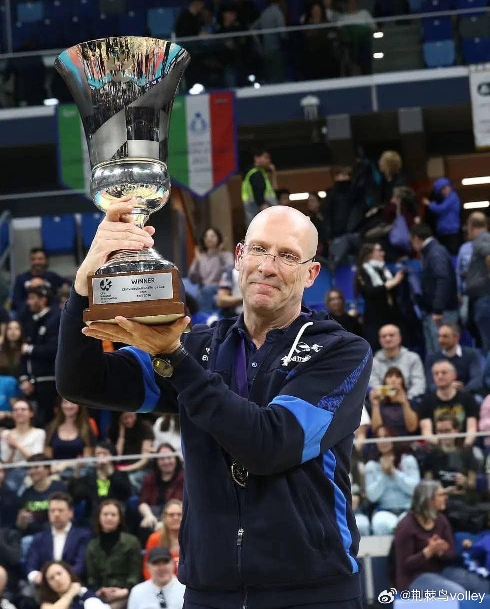 58岁意大利名帅皮亚扎带领米兰夺得欧挑杯冠军，赛季结束，他也将结束7年执教米兰之