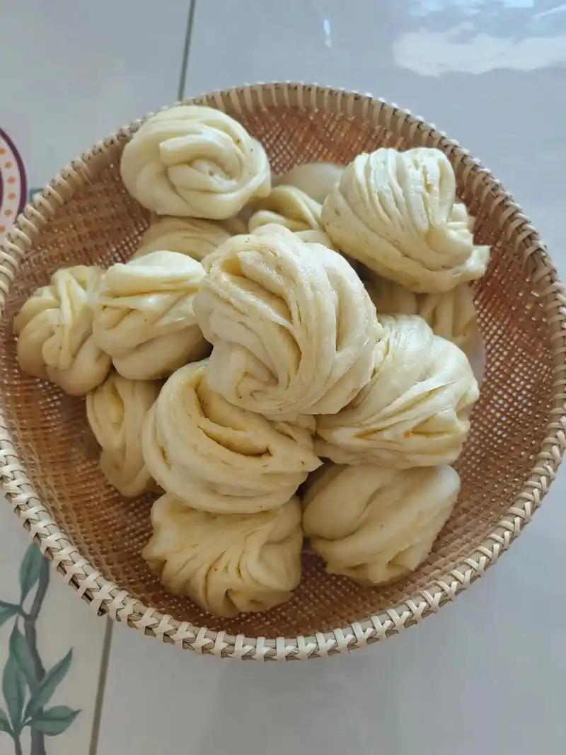 到底是和年轻人不能在一起了。

中午回来看哥哥，哥哥说他早上给姑娘蒸的花卷，熬的