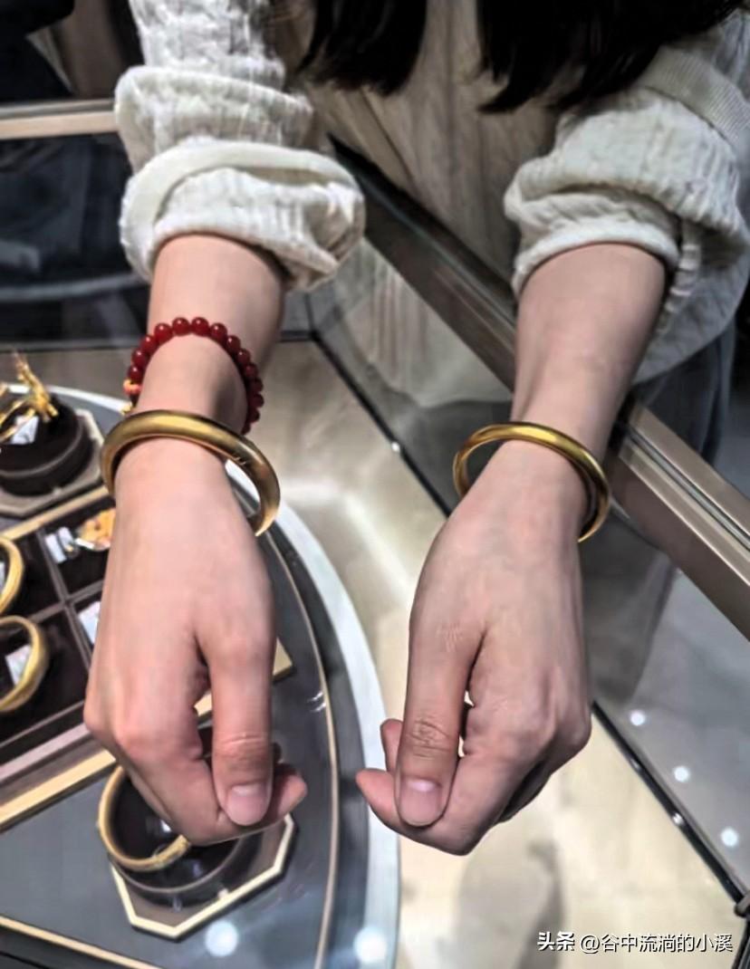 今天下午，
实物黄金跌得不对劲，
明显感觉到实物黄金价格有明显下调，和月初相比差