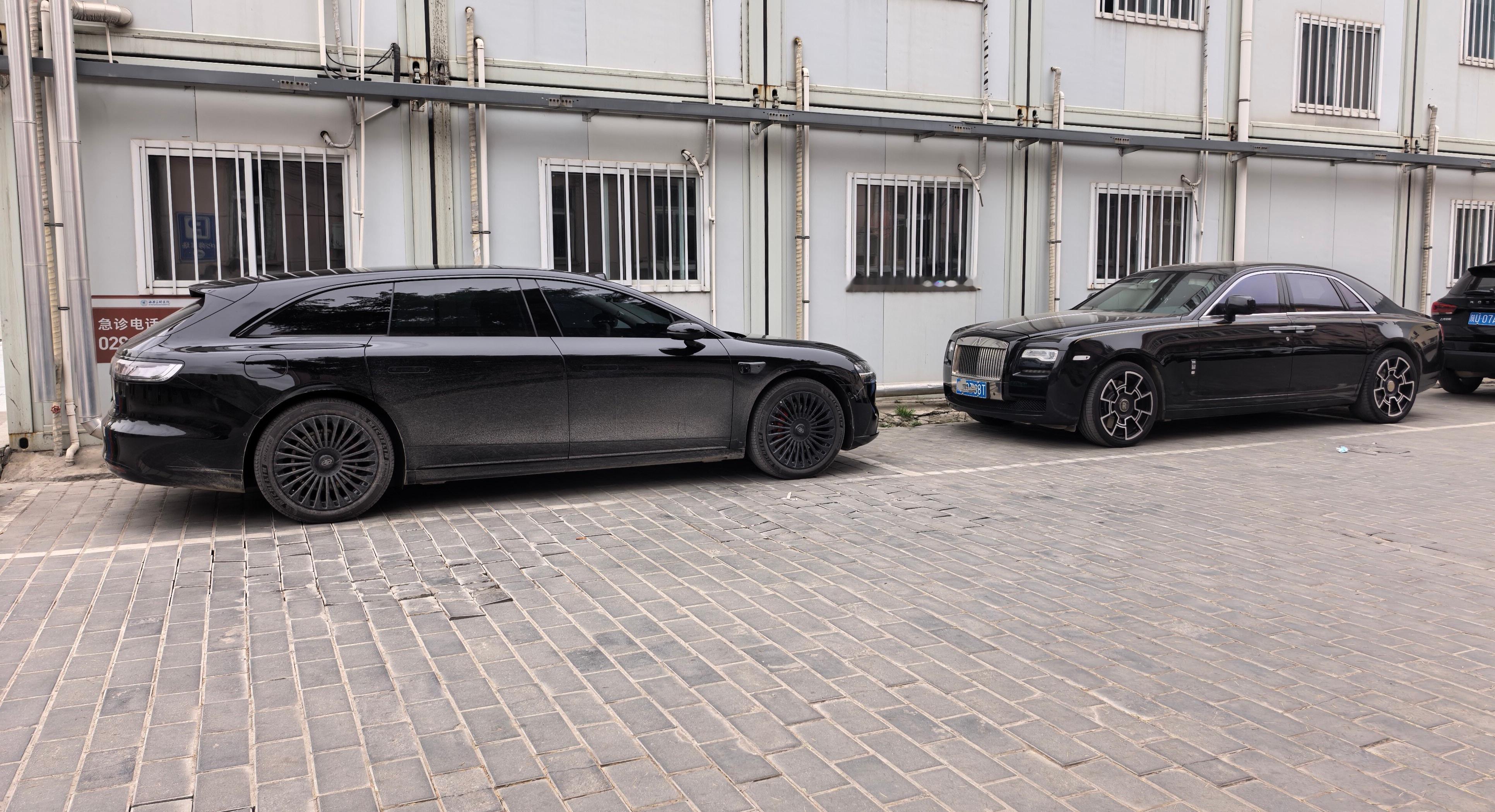 享界S9T黑武士和劳斯莱斯同框了