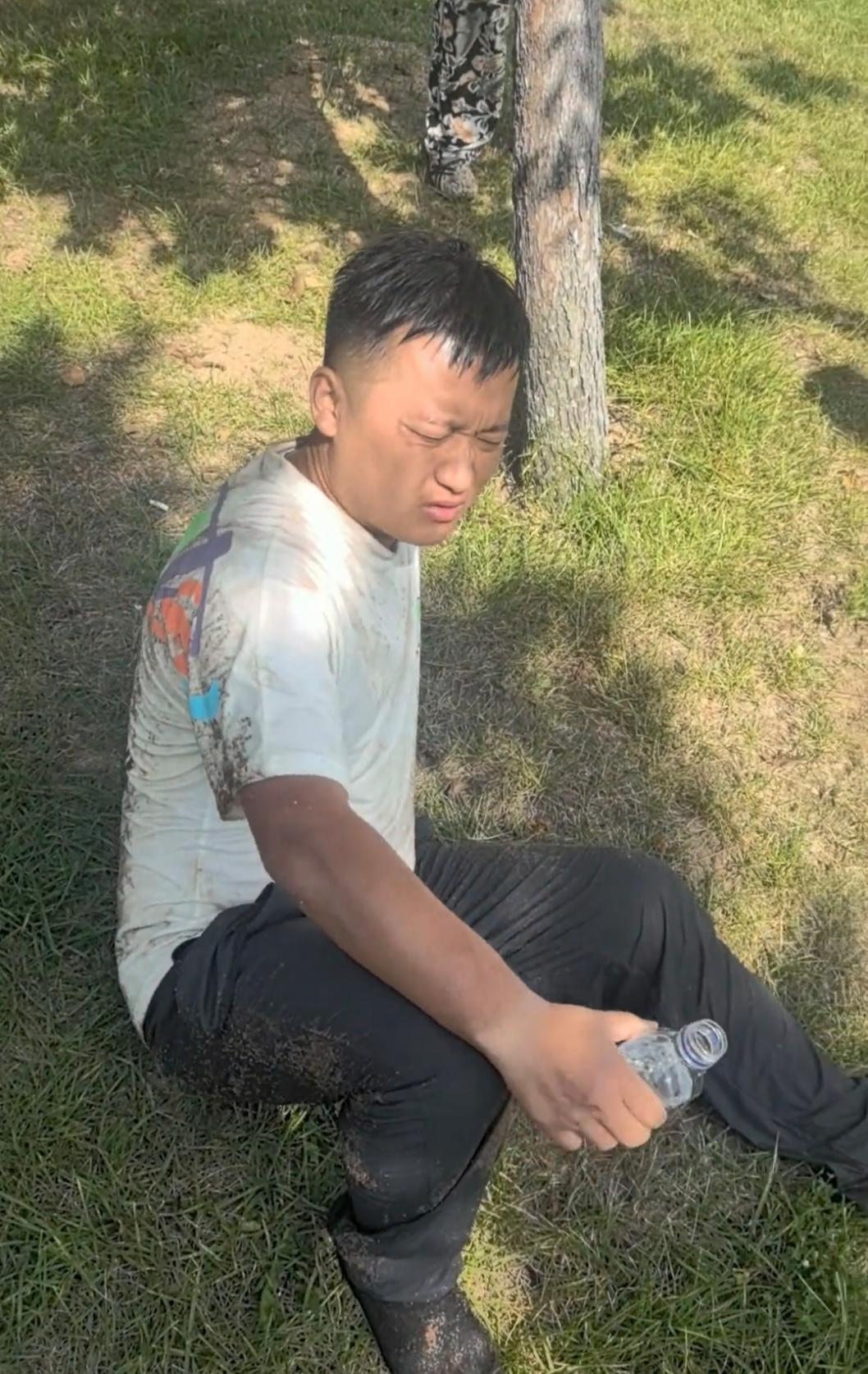 【#男子跳水救起落水男童后累瘫#】#男子救起落水男童后想给妻儿道歉# 近日，一段