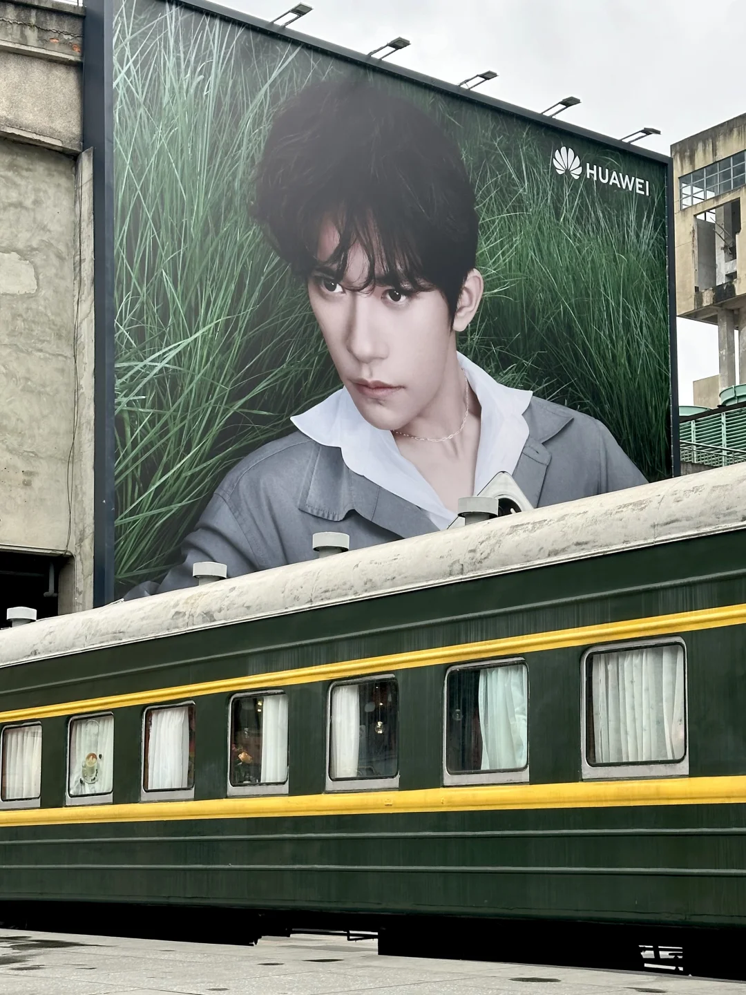 易烊千玺！！果然是顶流！！好伟大的一张脸……