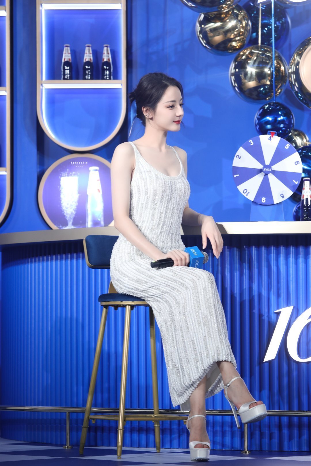 迪丽热巴报平安 太好了，人没事就好，真心把我吓一跳了。现在国外的世界真的挺乱的，