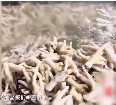 今天好不容易下血本买了几包泡鸡脚，准备一边看315晚会一边小酌两杯。不巧的是，两