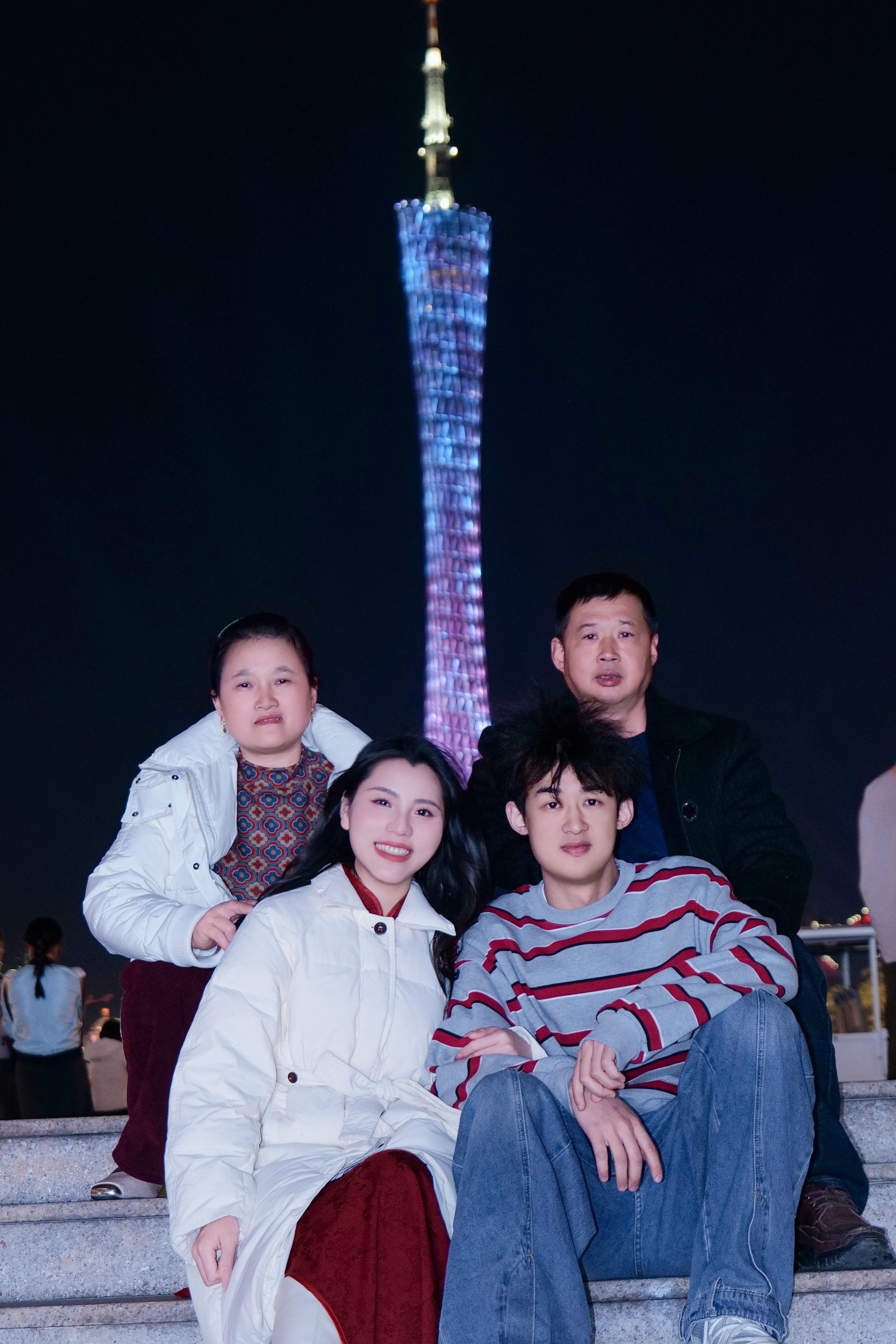 我和小张都是穷人家出来的小孩，我们的父母都没有怎么出过省，这次我们来广...