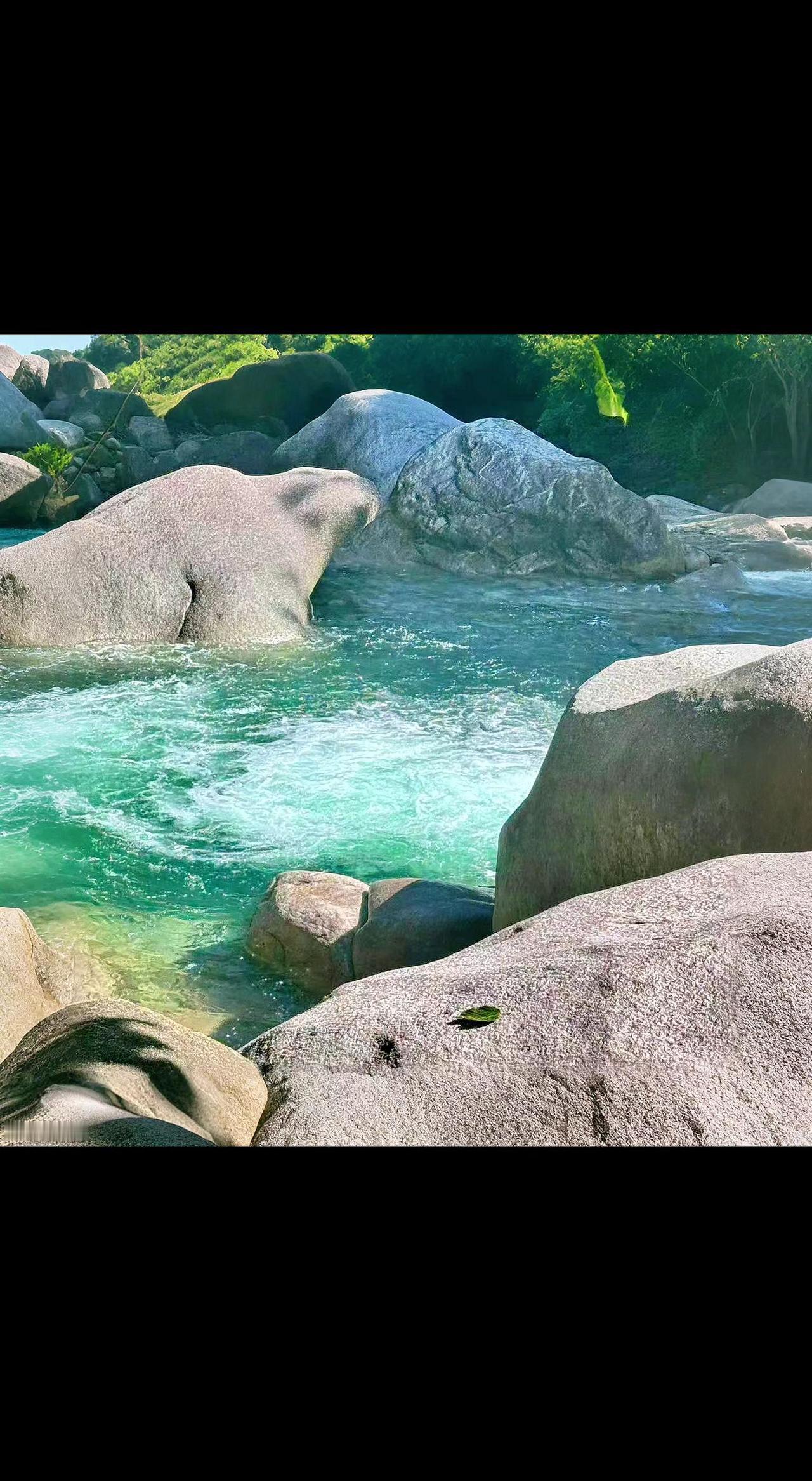 🌊石头在水中打坐千年，浪花却学不会沉默。
每道波纹都是时间的掌纹，触摸便惊醒整