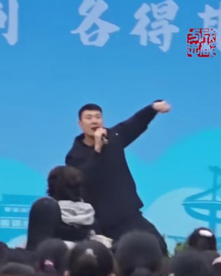 太上头！成都一学校体育老师将超燃的尊巴融进课间操，全校嗨翻！

体育老师亲自站在