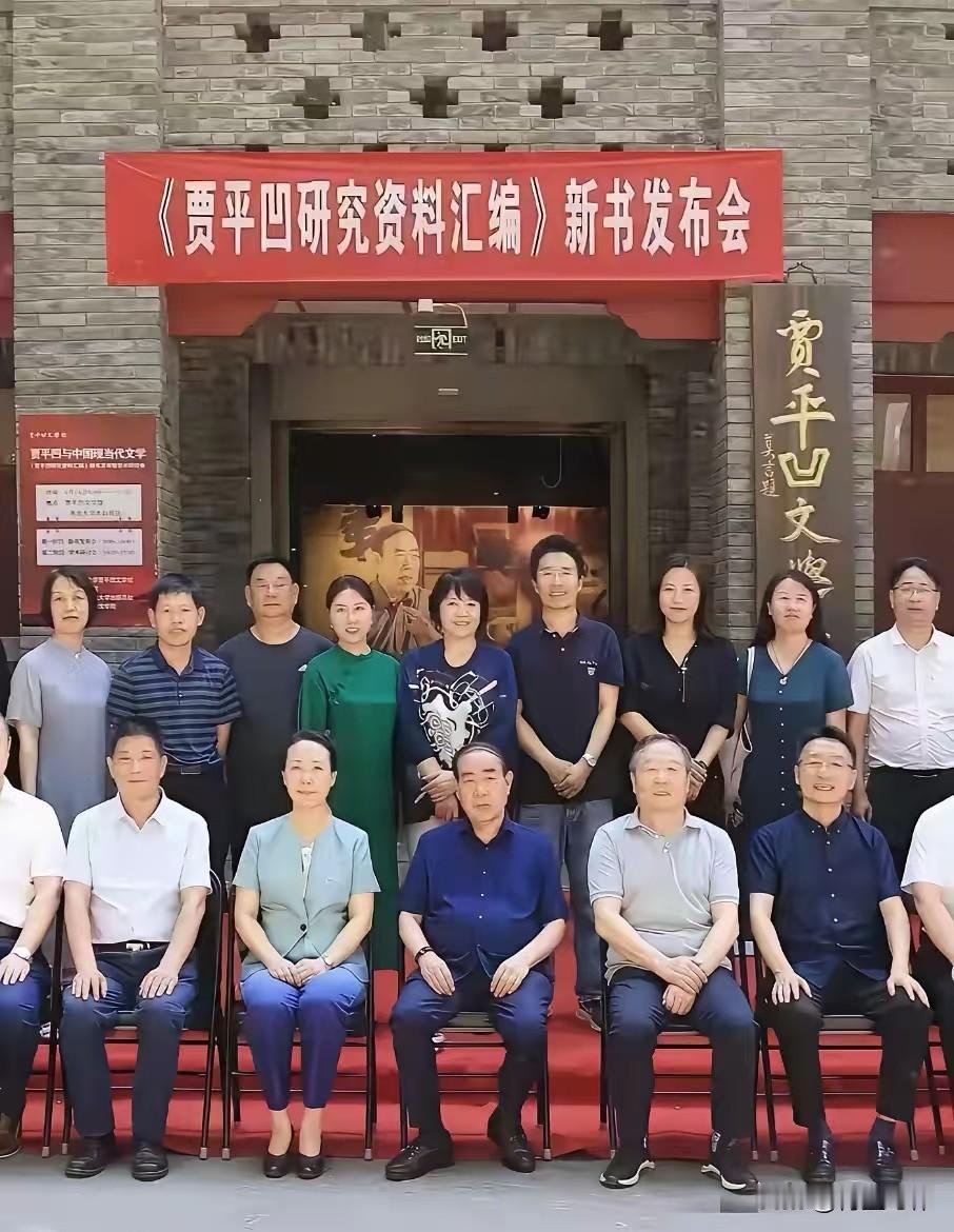 老祖宗就是聪明，发明了“过犹不及”这词，意思凡事得有个度。文学圈，本质上，也是一
