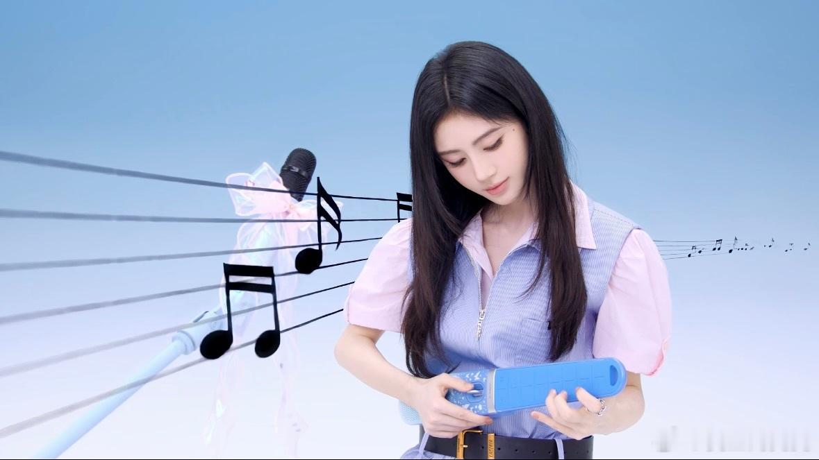 鞠婧祎的口袋音乐魔法 赛博吉他搭配口袋音乐魔法，小鞠随时随地开启演奏时刻。不受节
