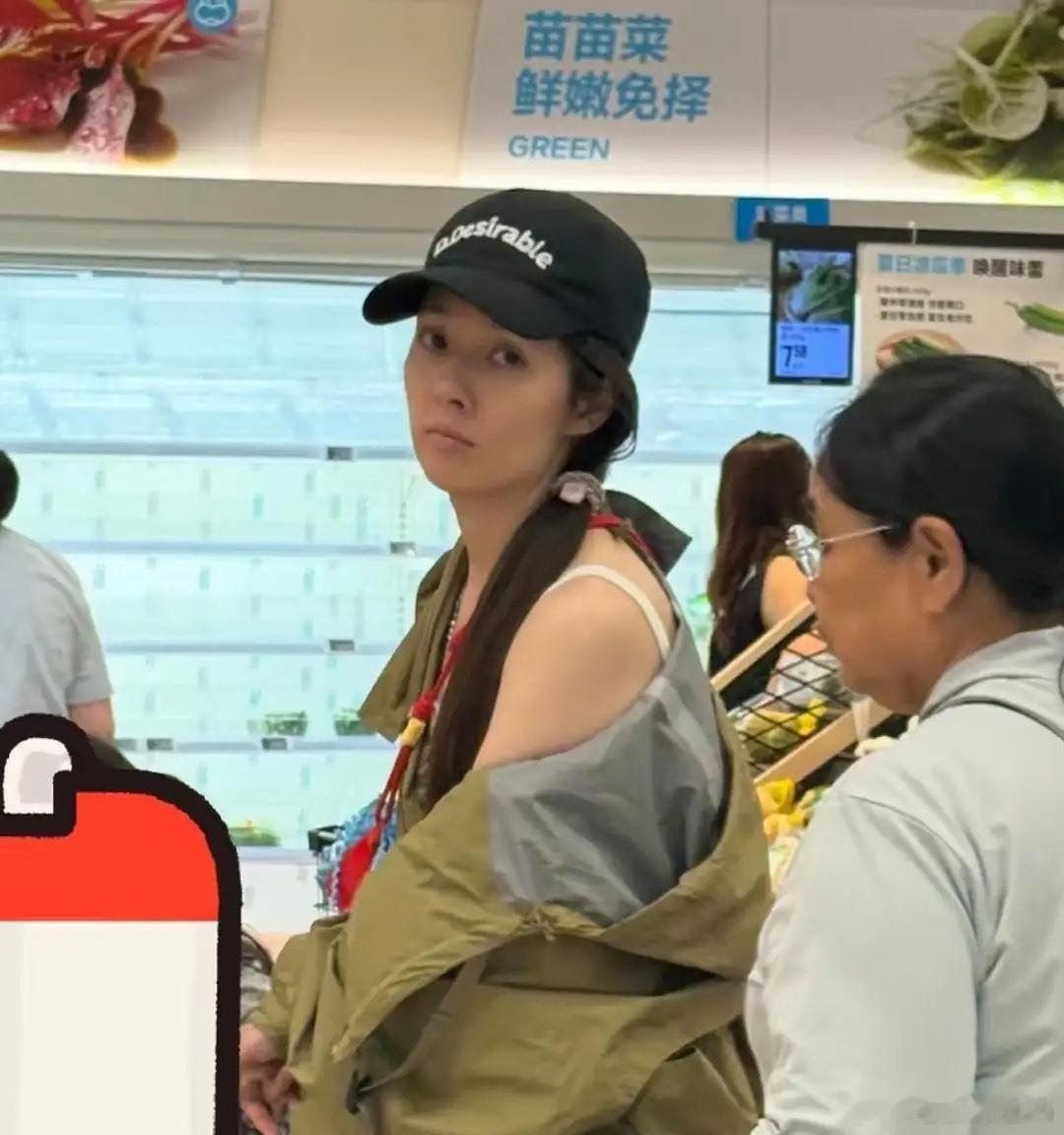 郭碧婷带一对子女现身珠海超市购物被偶遇，她的穿衣打扮简约好随性，脸部没有化妆，素