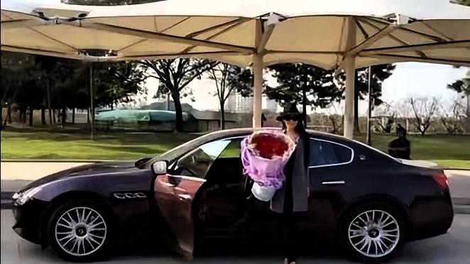 四川一女子离婚五年后，故意开保时捷去前夫家，谁料，一开门前公公递给他一封信说：他