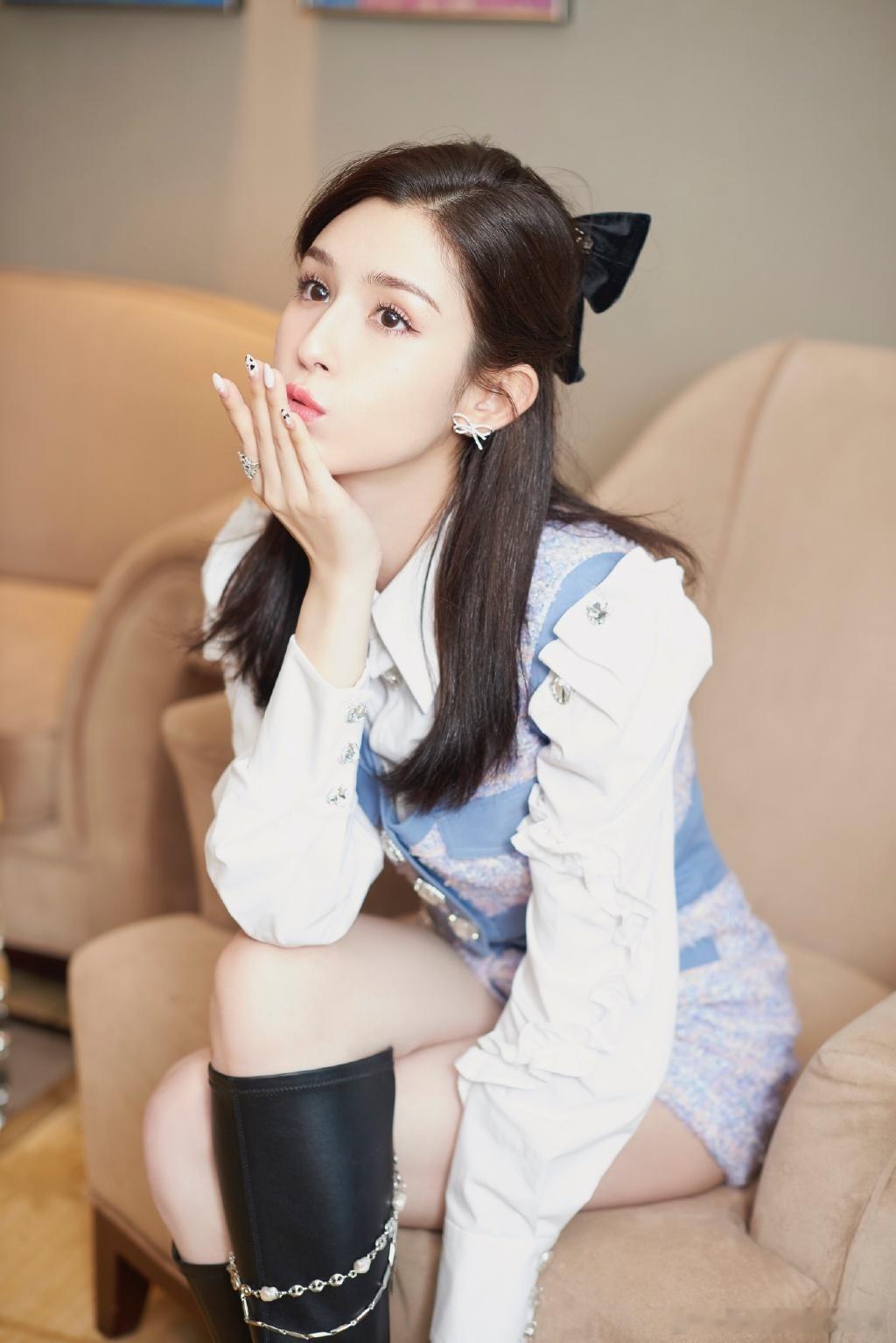 #被哈妮克孜的反鸡汤发言暖到了# 哈妮克孜直接说出了现代年轻人的精神状态，主打一